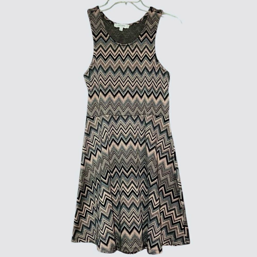 Umgee Sleeveless Chevron Fit and Flare Mini Dress in Black/Tan/Grey Women’s L